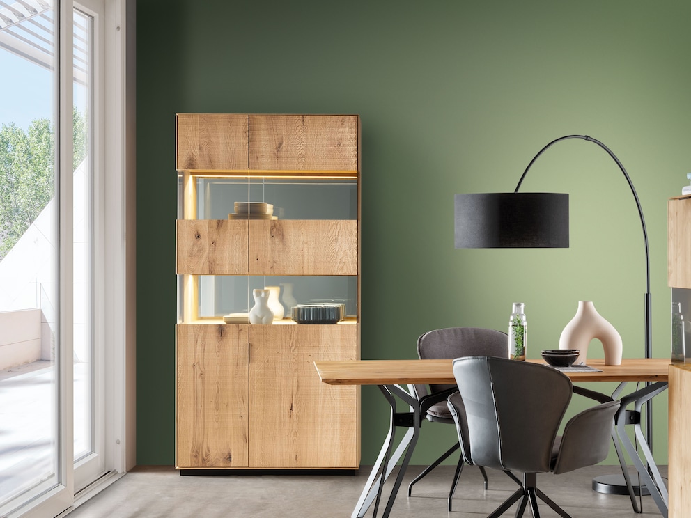 La vitrine « Eterna » associe la structure en bois brute et pleine de caractère à des éléments en verre uniques