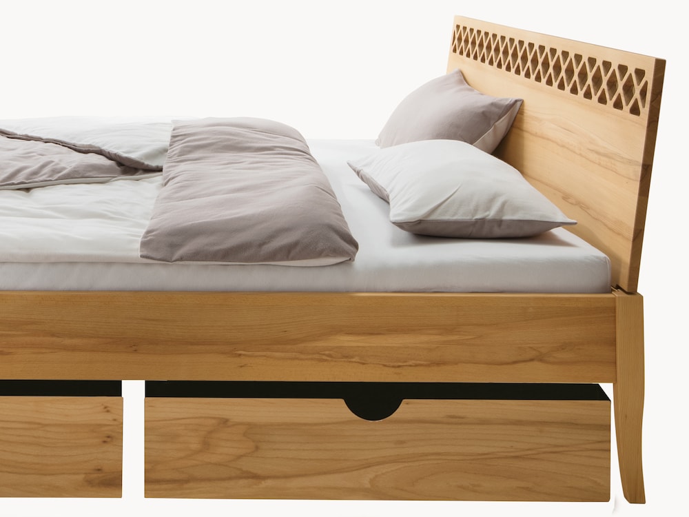 Voor beddengoed en extra dekens - bedlade Ravenna - hier gemaakt van kernhout beuken