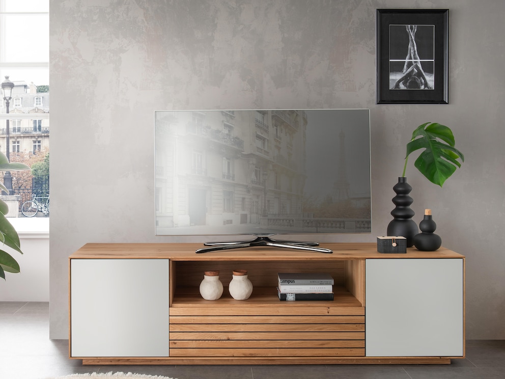 Moderne et épuré : meuble TV « Fiella » avec portes en verre blanc et large tiroir