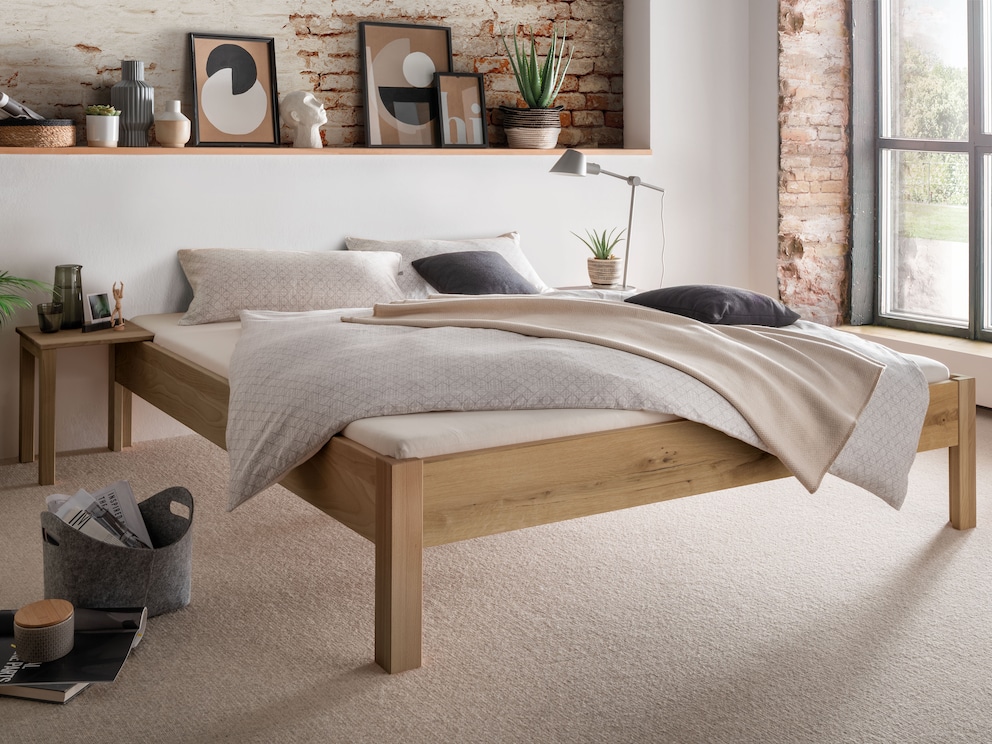 Het bed is volledig metaalvrij, hier zonder hoofdeinde in wilde eik