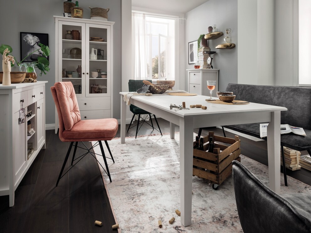 La variante large en blanc élégant offre beaucoup d'espace pour la vaisselle