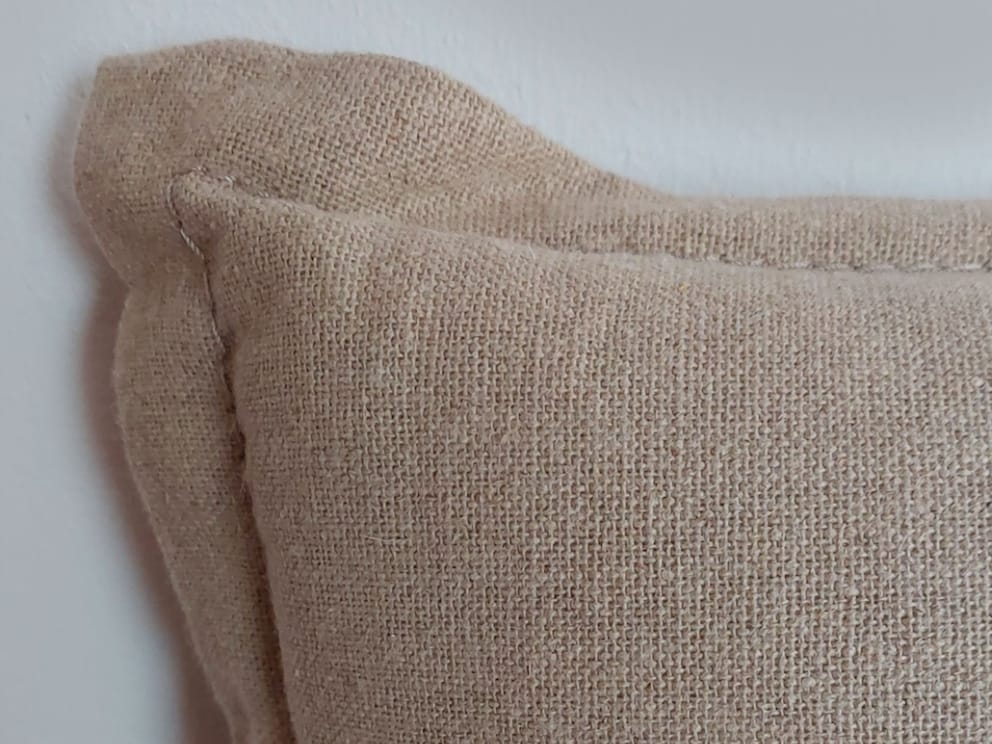 Hier de edele, naturelkleurige linnen bekleding in detail
