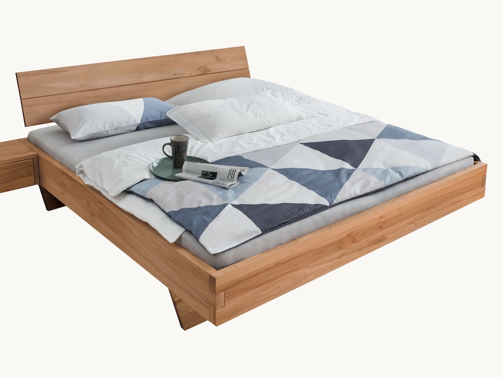 Zwevend bed Belluno met slimme hoekverbinding - hier in kernbeuken met tweedelig hoofdbord
