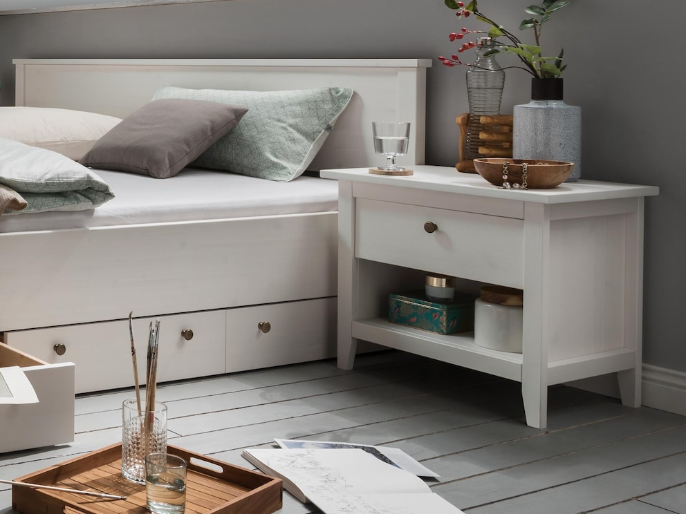 Les pieds filigranés et inclinés ainsi que la poignée décorative en bronze sont des détails soignés.