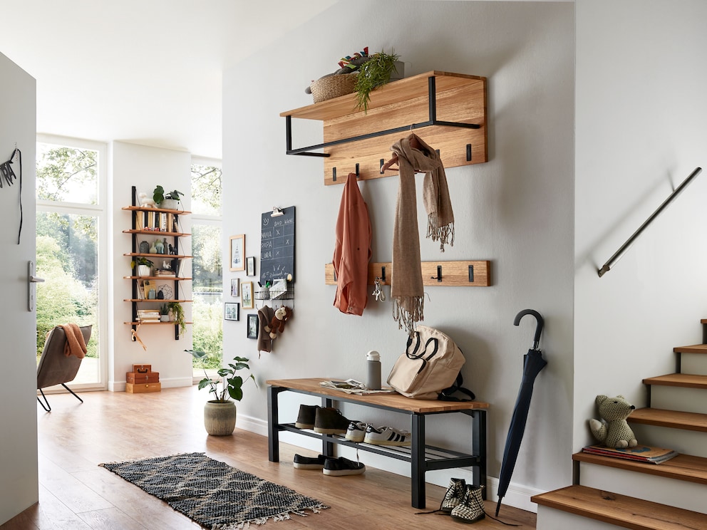 Variant 01 bestaande uit garderobebank, wandkapstok en hakenstang, hier massief wild eiken