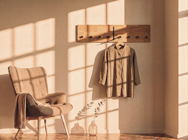 Natürlicher Charme für einen herzlichen Empfang - hier die lange Garderobe
