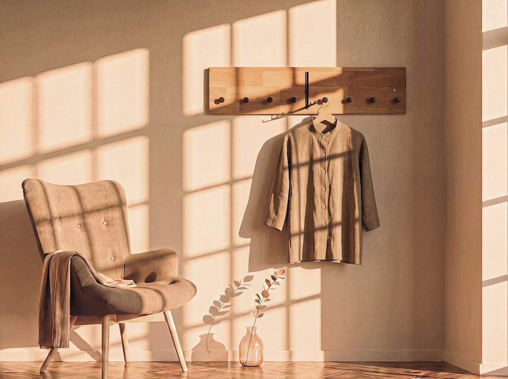 Natürlicher Charme für einen herzlichen Empfang - hier die lange Garderobe