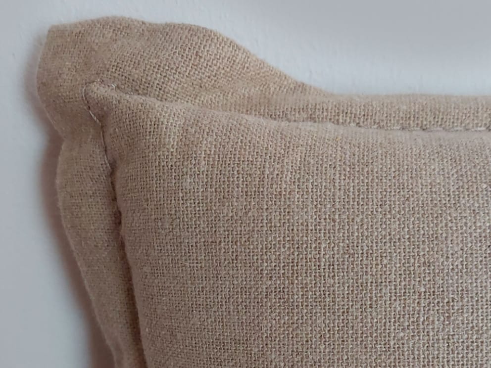 Hier de edele, naturelkleurige linnen bekleding in detail
