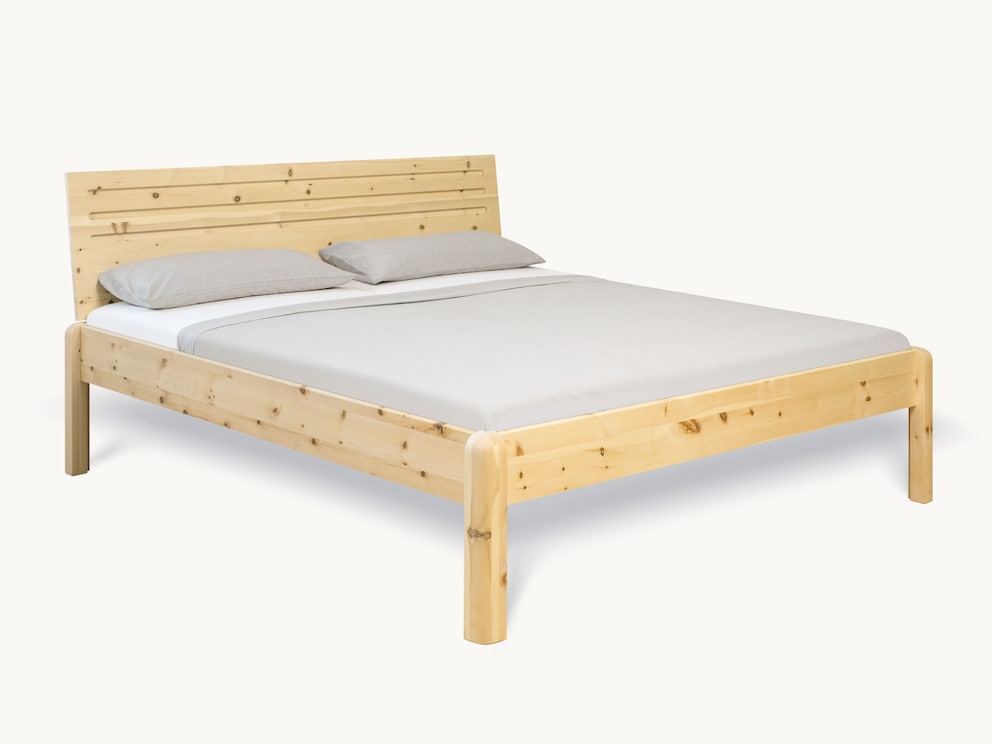 Pino massief houten bed met gefreesde lijnen in het hoofdeinde en afgeronde bedpoot
