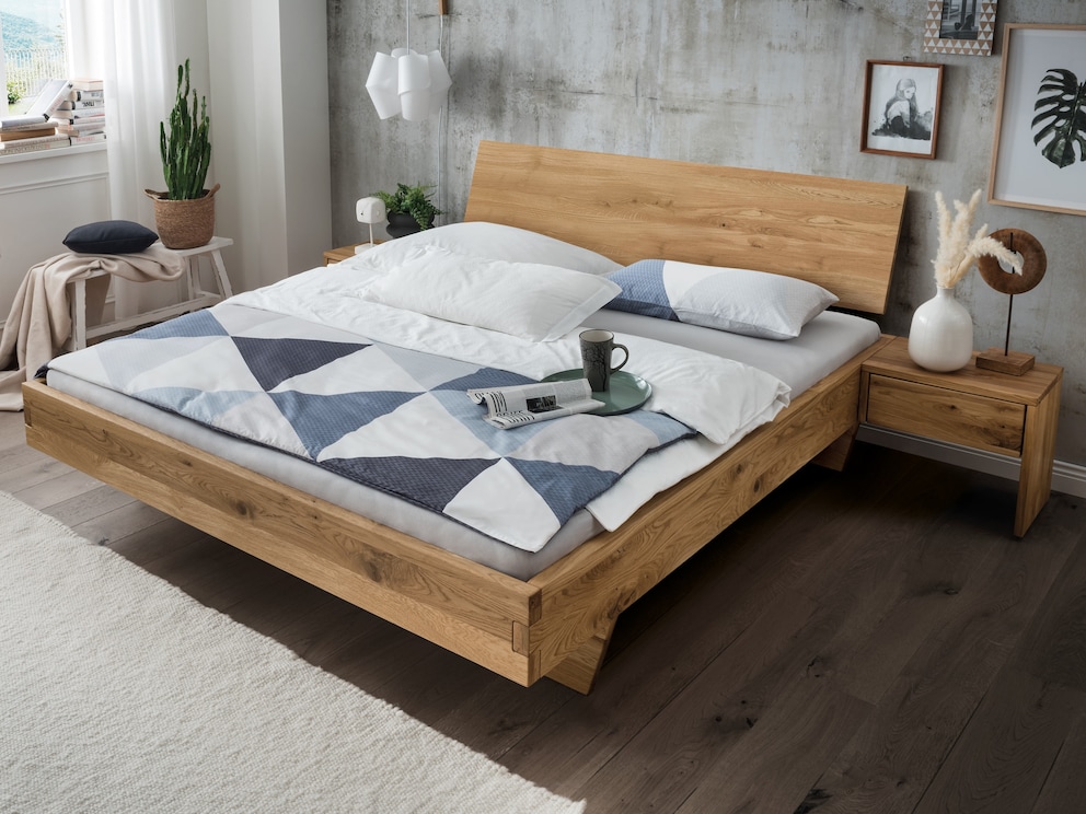 Le chêne sauvage marquant confère à « Belluno » une touche rustique - ici avec une tête de lit d'un seul tenant