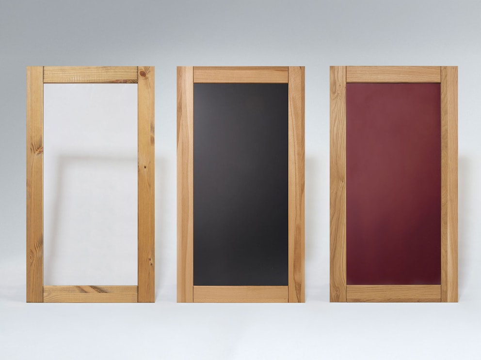 Kassettentüren - Klarglas mit Rahmen Kiefer gelaugt/geölt, schwarzes Glas mit Rahmen Kernbuche, rotes Glas mit Rahmen Wildeiche