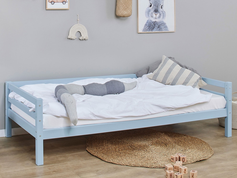 Met zijn mooie blauwe kleur zorgt het kinderbedje voor een ontspannen en harmonieuze sfeer