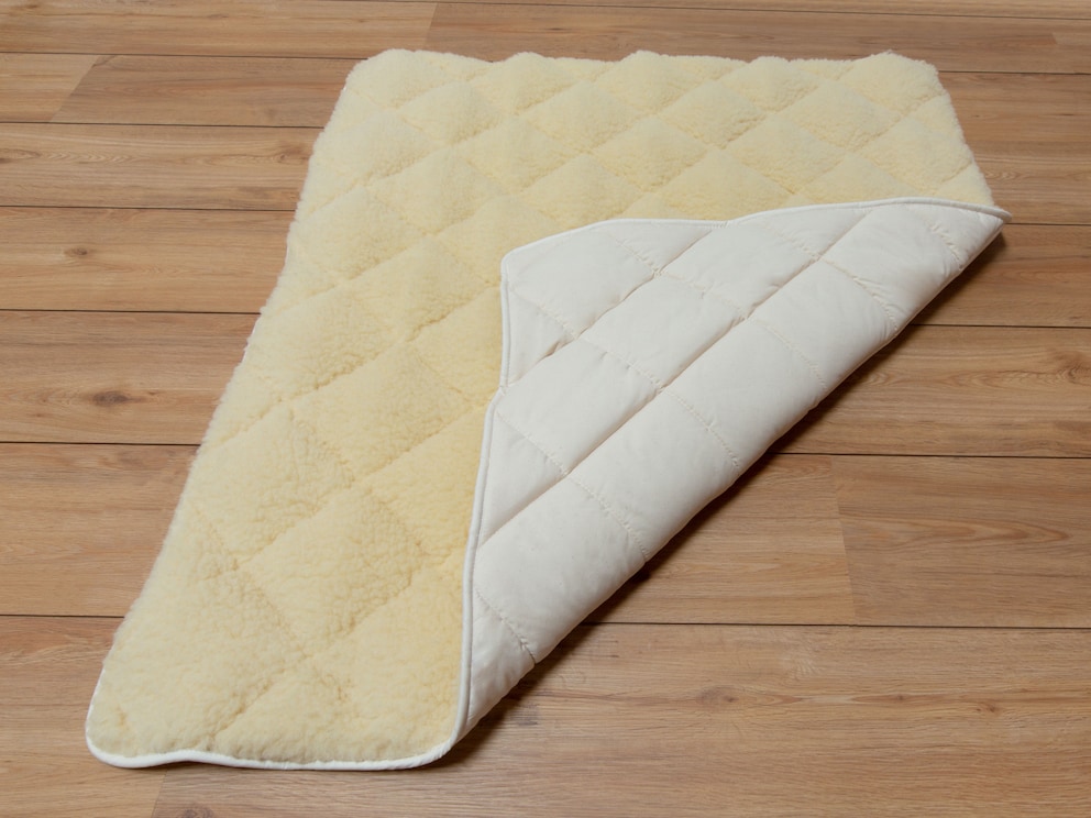 Sur le dessus, laine douillette, sur le dessous finition antidérapante