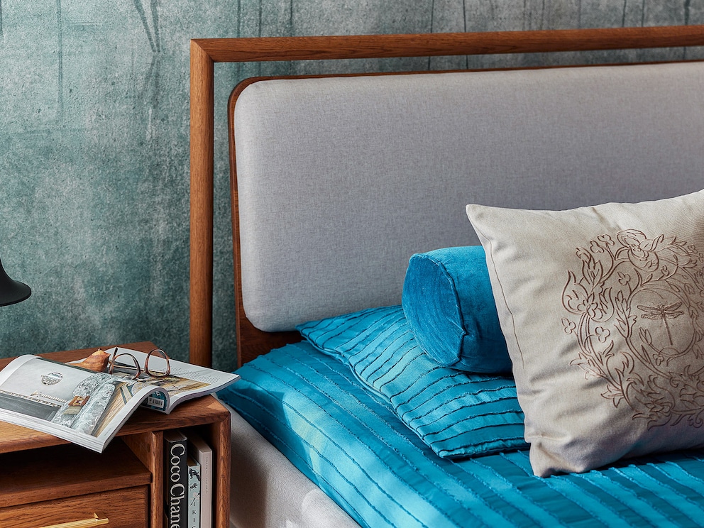 Se détendre et s’appuyer confortablement – la tête de lit inclinée le rend possible