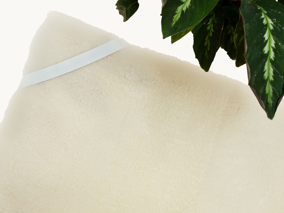 Surmatelas moelleux à souhait, merveilleusement chaud en peaux d'agneau traitée par tannage végétal