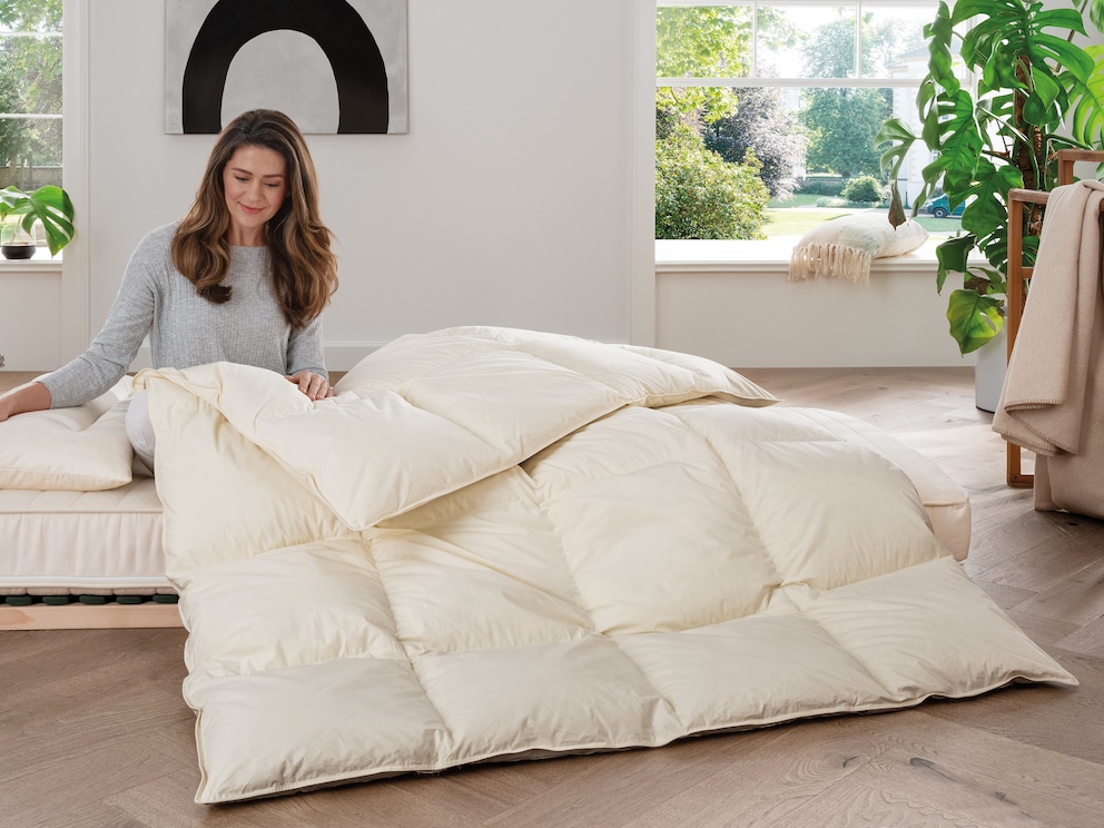 Kuscheln Sie sich im Sommer wie im Winter in Ihre Daunen-Ganzjahres-Bettdecke Ansara