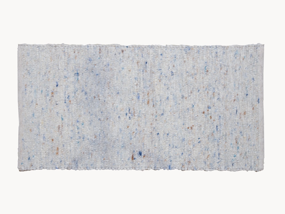 Tapis tissé main avec des accents de fraîcheur dans des couleurs actuelles sur un blanc de laine naturel
