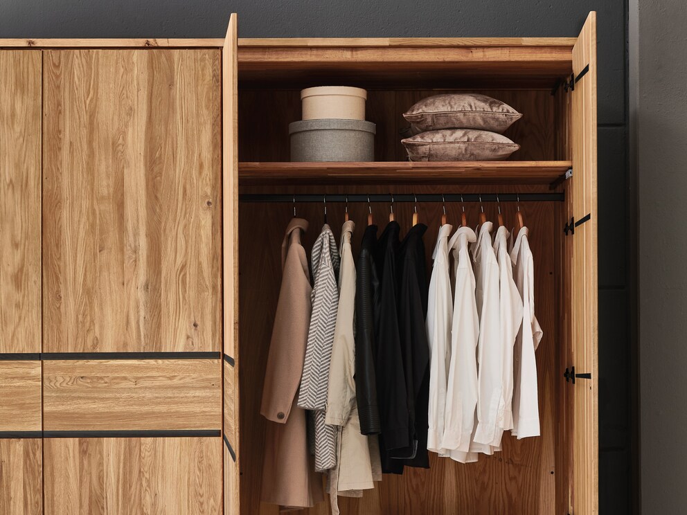 Elk kastcompartiment heeft een legplank en een kledingstang