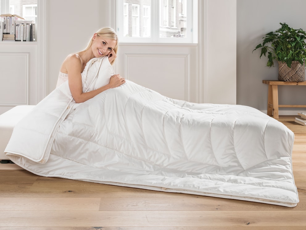 Avec la couette polyvalente en duvet de chameau et soie « Calida-Figura », restez flexible tout au long de l’année !