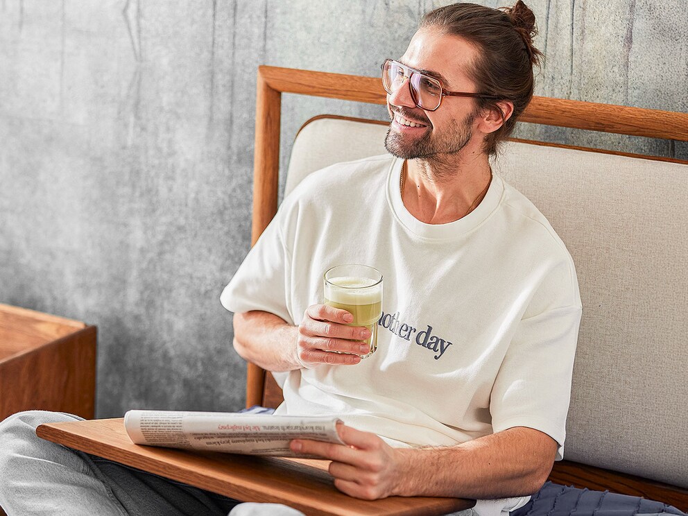  Gewoon achterover leunen en genieten – in het massieve houten bed Serea begint de dag ontspannen