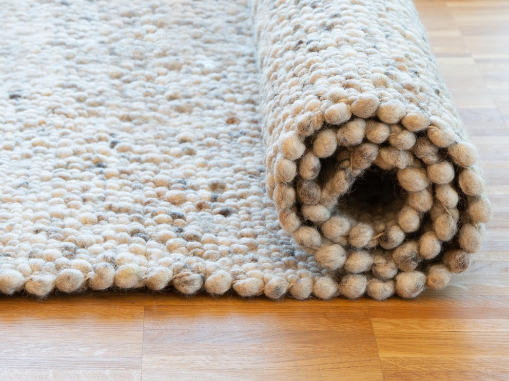 Le beau tapis tissé à la main est réversible