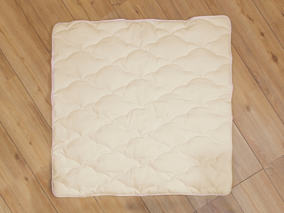 Avec un ravissant motif tissé en forme de nuages et une bordure colorée