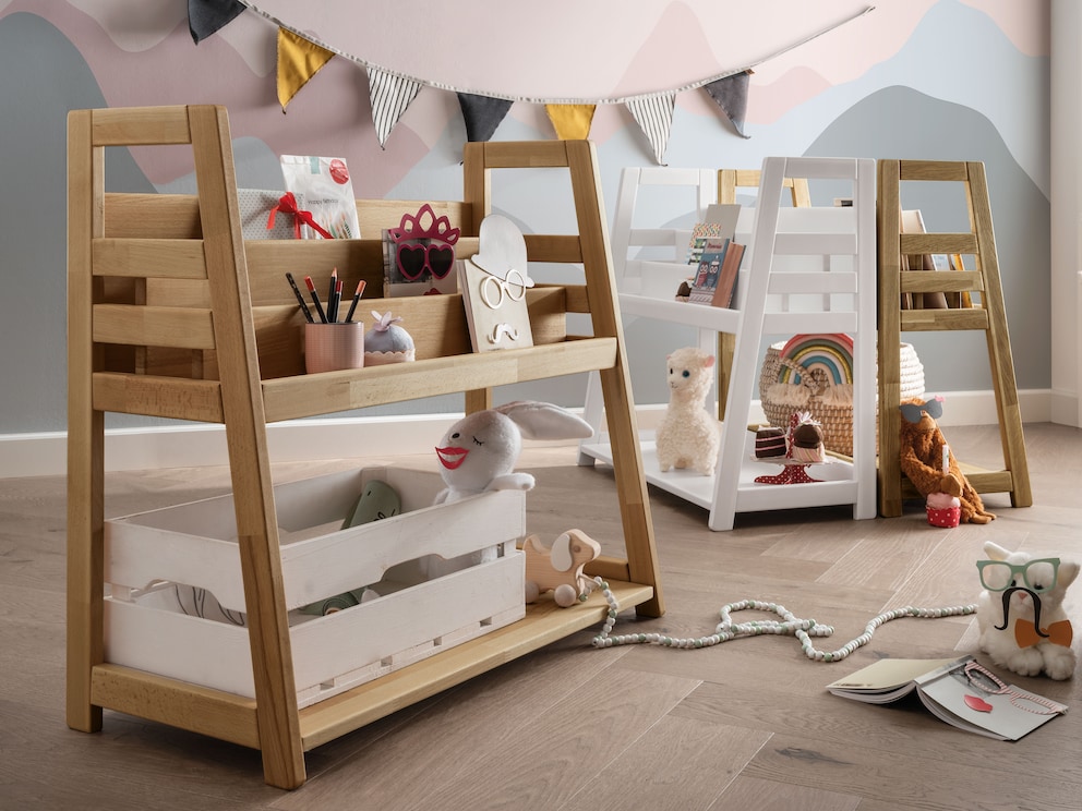 Het onderste vak biedt veel ruimte voor allerlei speelgoed, hier in eiken, geolied en beuken, wit gelakt