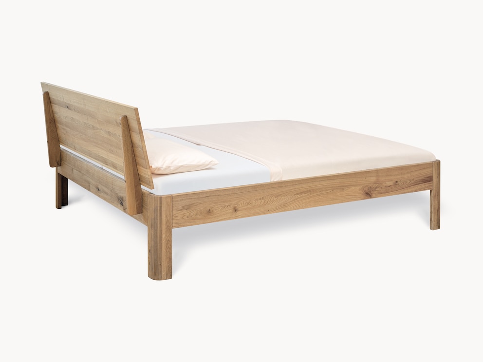 Massief houten bed Svariata in wilde eik in zijaanzicht 2