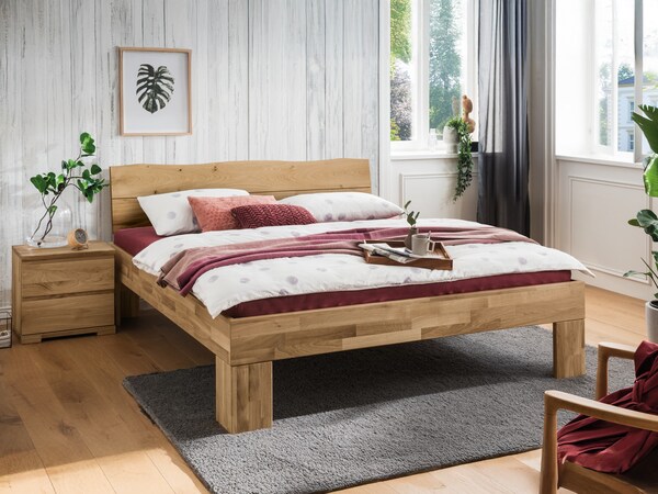 Massief houten bed Cepo hier in wild eiken met hoofdbord met boomrand