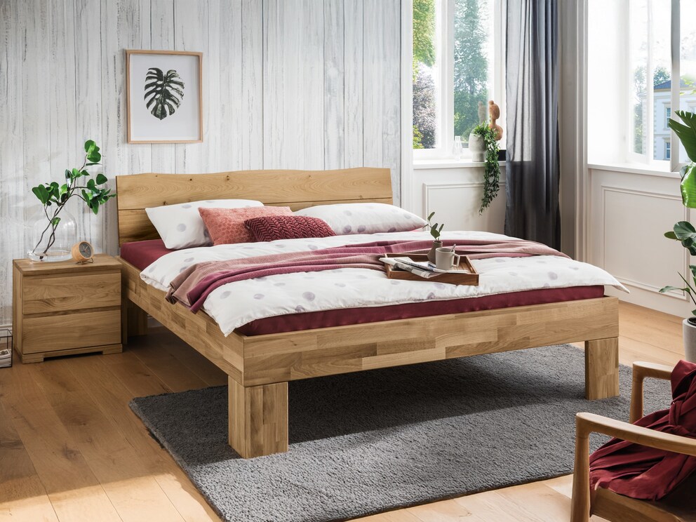 Massief houten bed Cepo hier in wild eiken met hoofdbord met boomrand