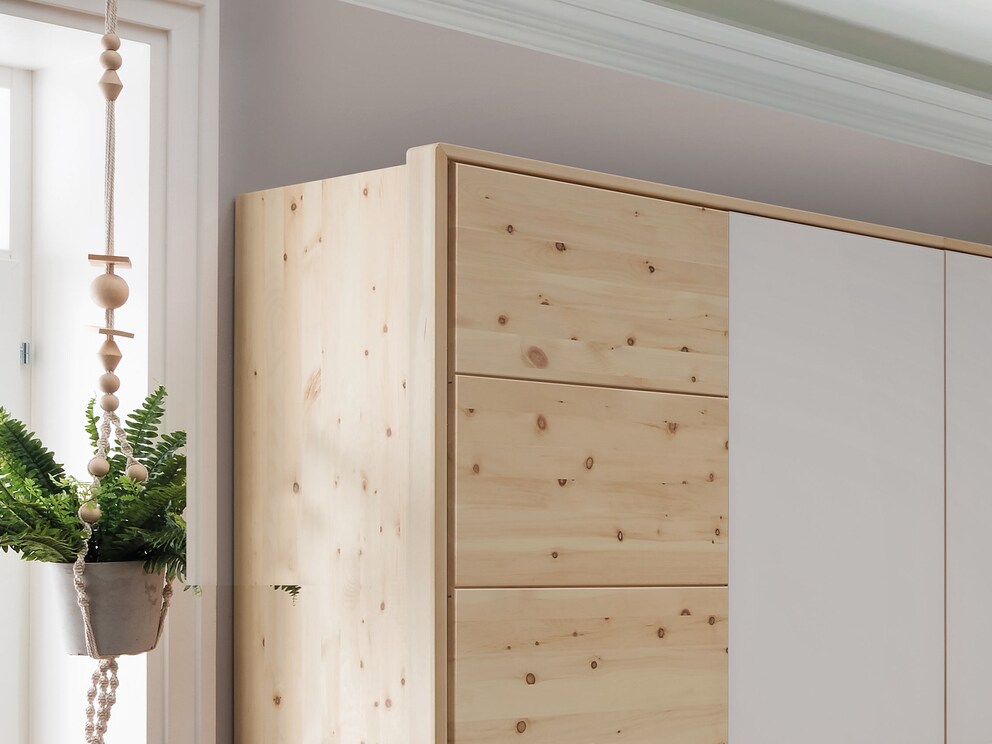 Une élégance parfaite - un cadre passe-partout en onglet pour votre armoire en pin cembro L'artisanat traditionnel rencontre le design moderne