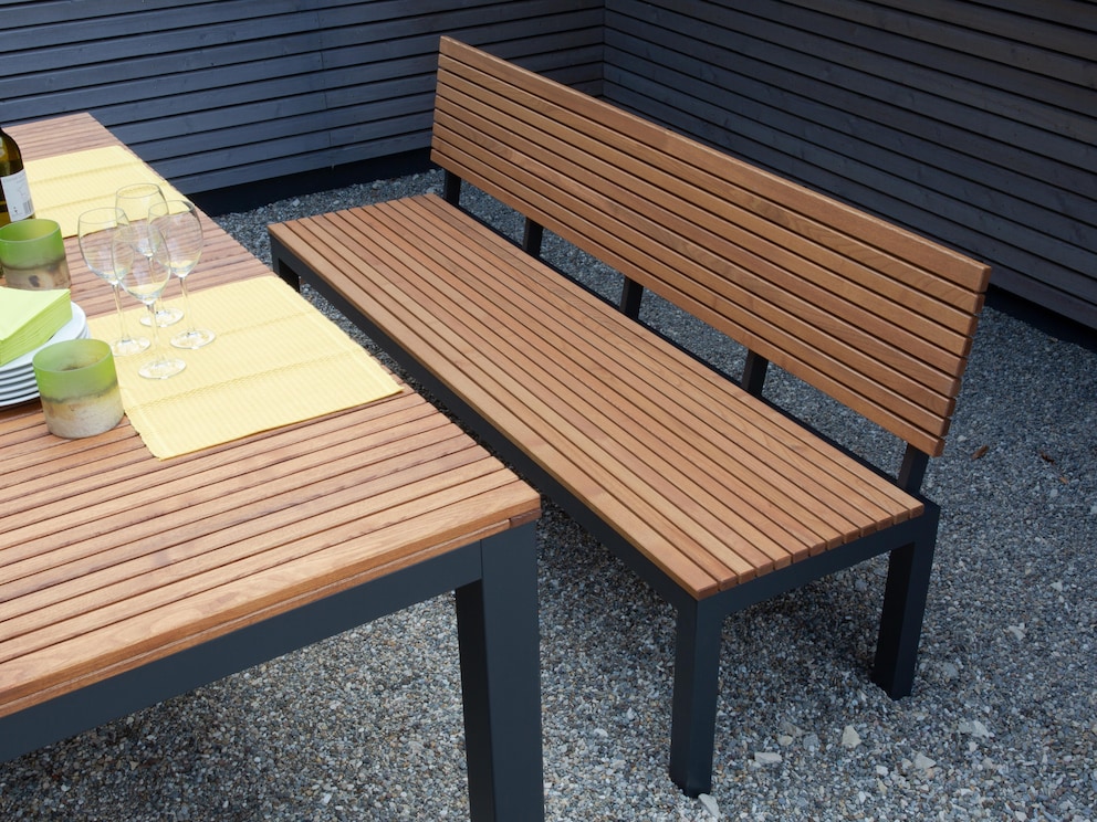 De tuinbank Verano nodigt uit tot gezellig samenzitten.