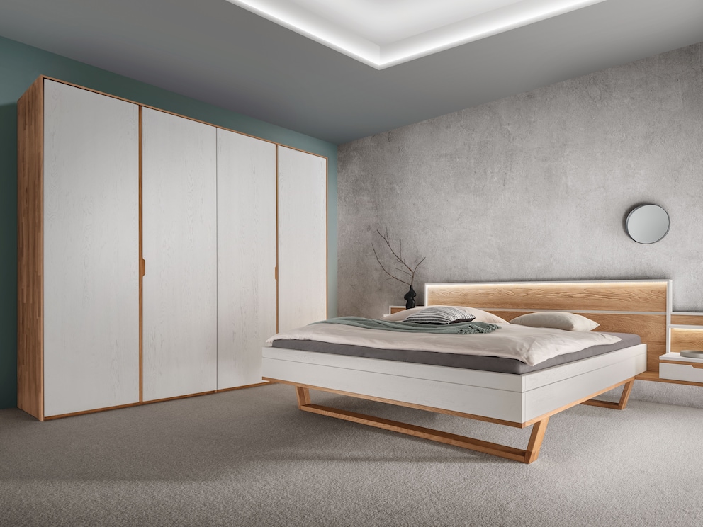 De kast met witte fronten past harmonieus in uw slaapkamer