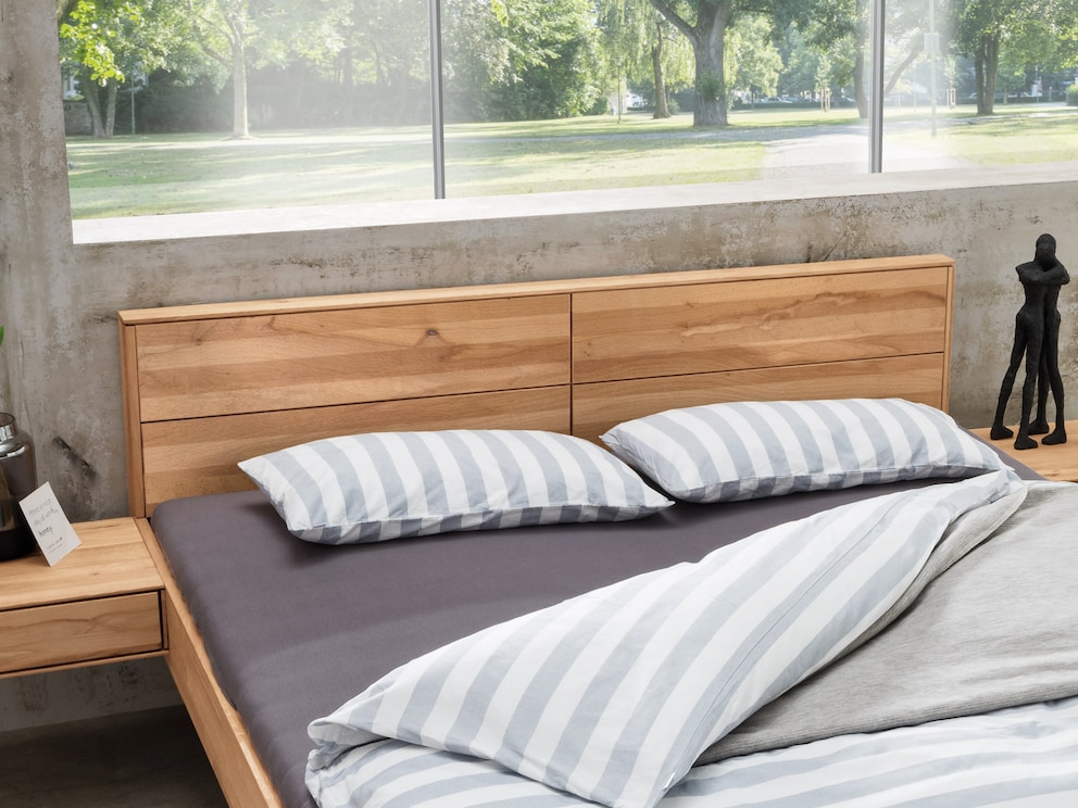 Tête de lit attrayante avec fraisage décoratif transversal et longitudinal pour une optique en quatre parties