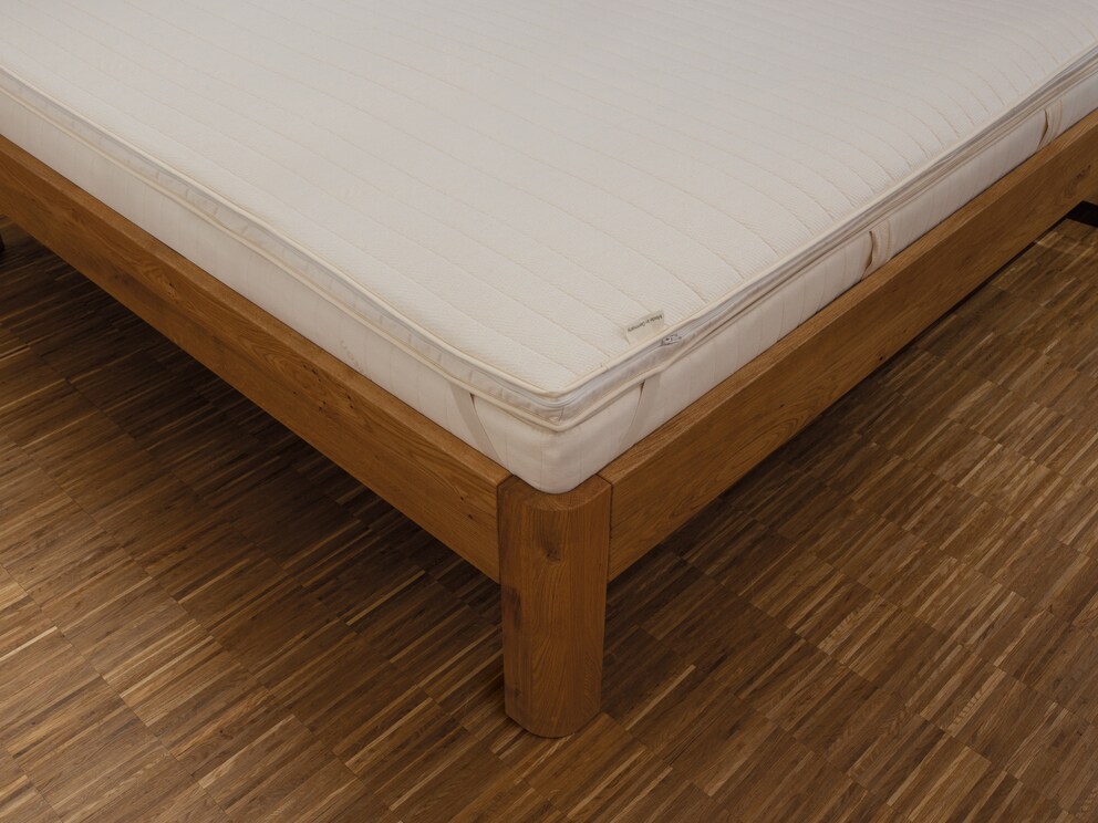 Finition minutieuse avec bordure et passepoil pour un positionnement parfait sur le matelas