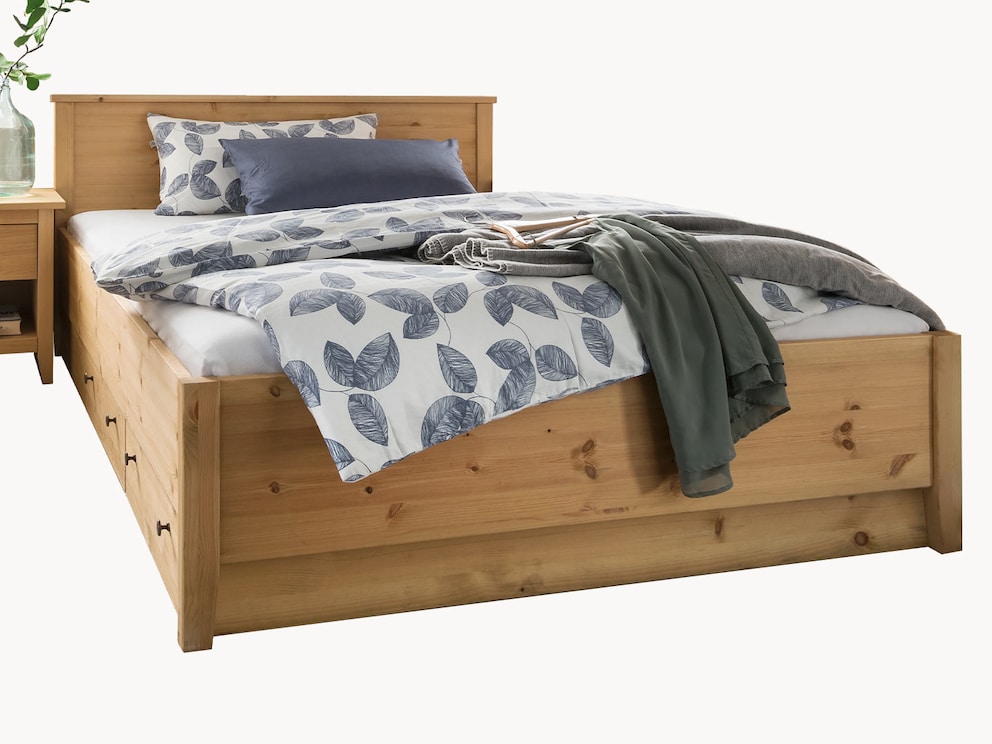 Modern bed in Scandinavisch design gemaakt van massief grenen