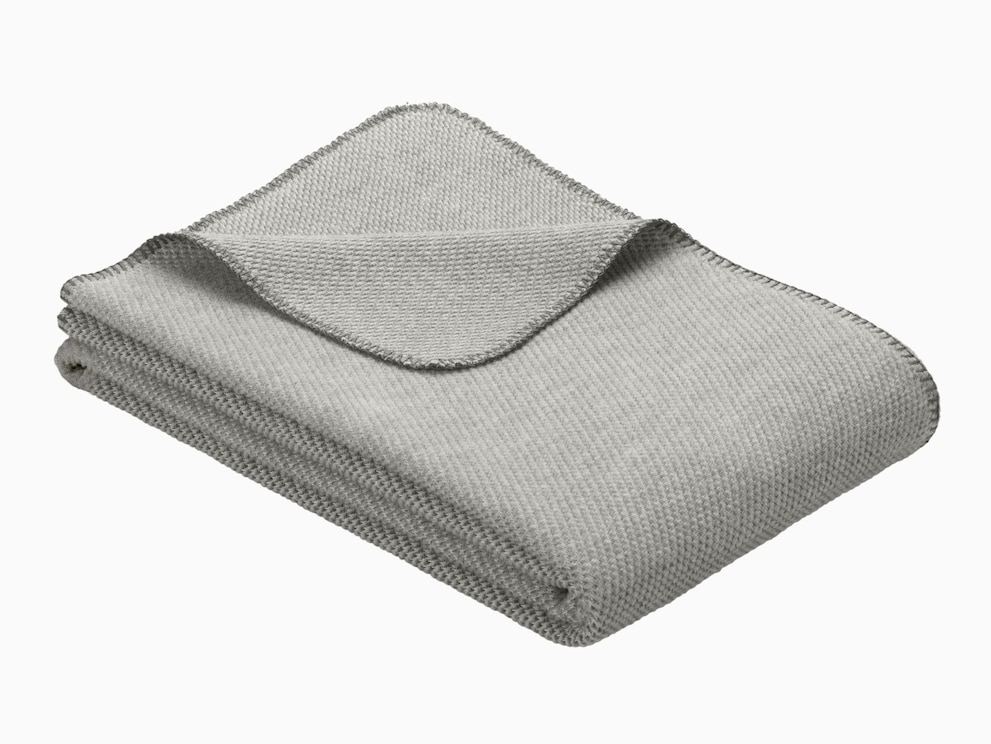 Hautsympathische Plüschdecke in einem dezenten grau