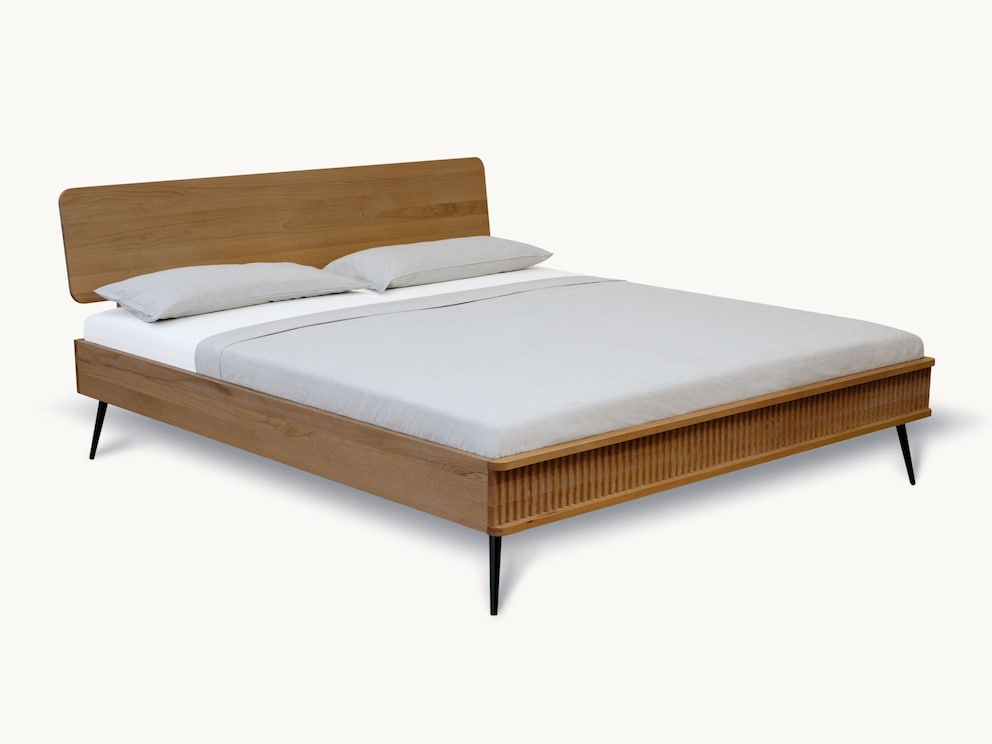 Ondas massief houten bed in wild eiken met doorlopend hoofdeinde