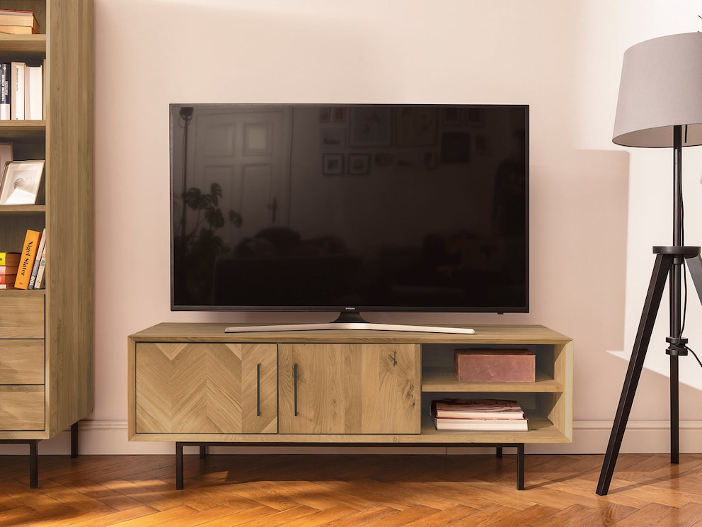 Der ideale Platz für Ihren Fernseher: Lowboard Parquetta, hier Variante 08 in Wildeiche