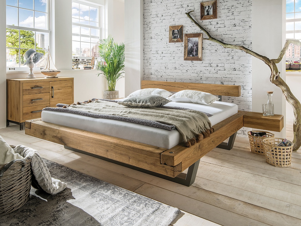 Het lichte en luchtige zwevende bed Madea schittert in fraai gevormd wild eikenhout met bijpassend nachtkastje