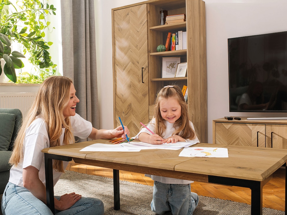 Modern industrieel ontwerp: zwart metalen frame, afgeschuind tafelblad, inleg in visgraatmotief