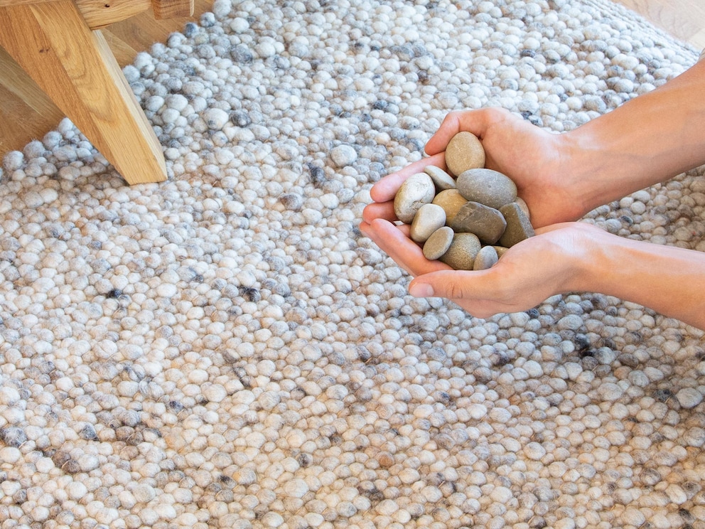 La structure fascinante du tapis rappelle visuellement une plage de galets