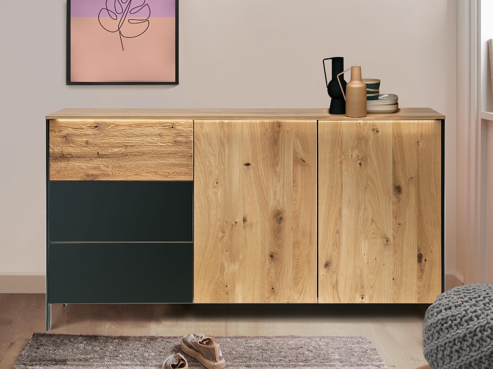 Style industriel moderne : le sideboard « Fira » fascine par ses contrastes, ici en chêne sauvage noble