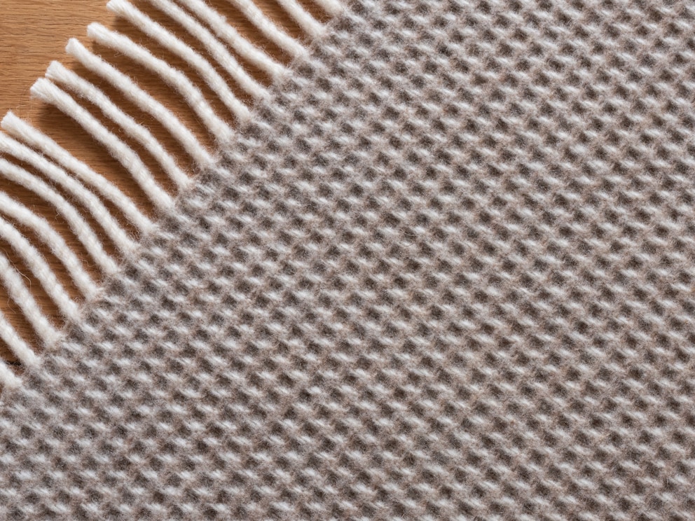 Wunderbar natürlich wirkt die Decke mit dem pfiffigen Waffelmuster in Farbstellung beige/weiß