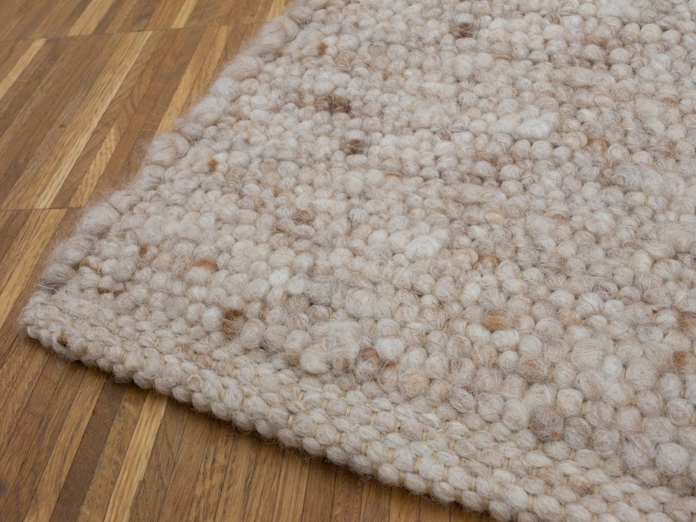 Belle finition résistante du tapis - ici en marron
