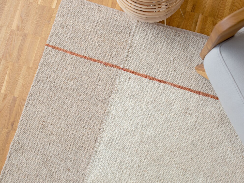Lignes épurées et galon coloré sur fond de tons naturels