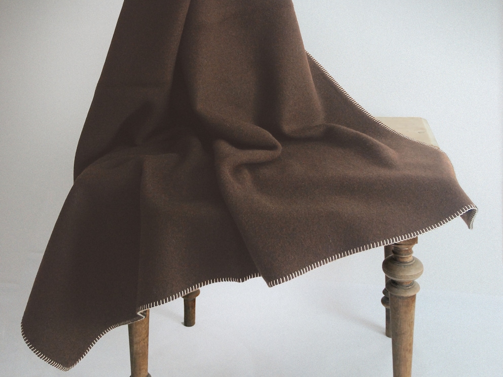 Le marron foncé naturel de cette couverture suggère une chaleur agréable