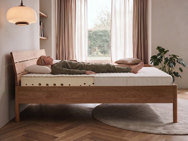 Système de matelas à hauteur confortable avec zones d’accueil des épaules et du bassin intégrées