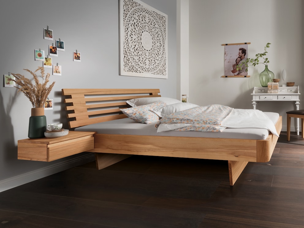 Lit suspendu « Svariata » en cœur de hêtre avec cadre de lit arrondi et tête de lit à lamelles