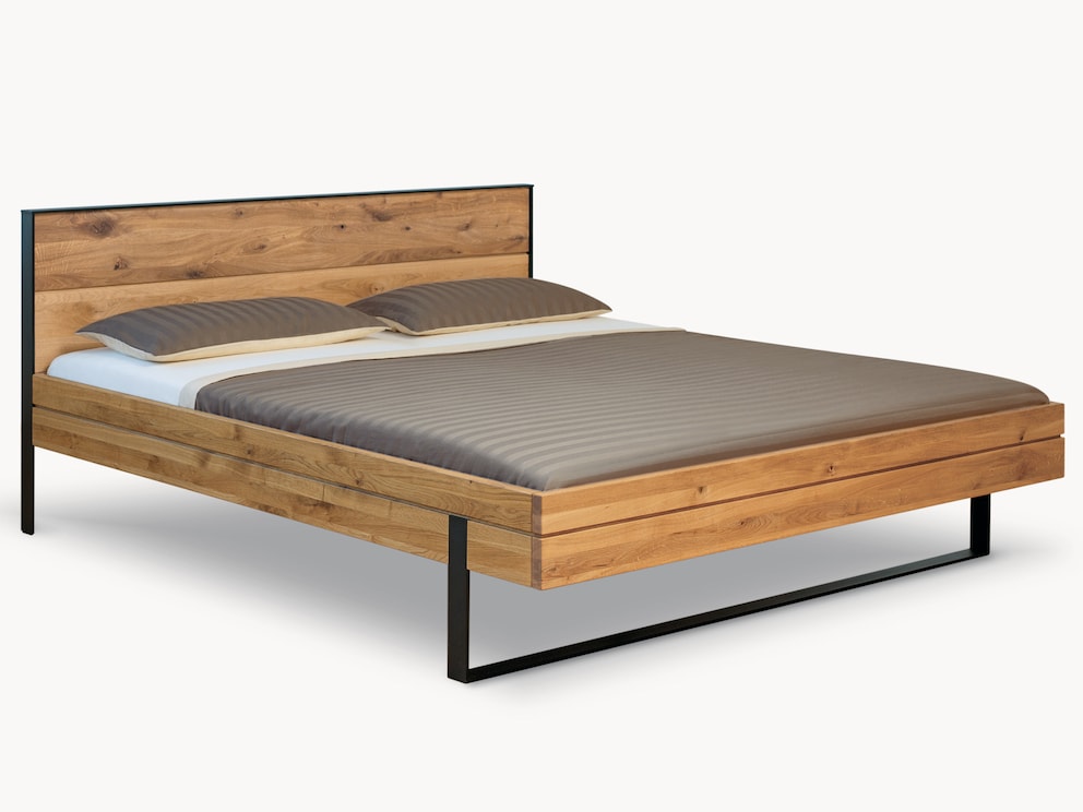 Fira massief houten bed in wild eiken met zwarte metalen lopers
